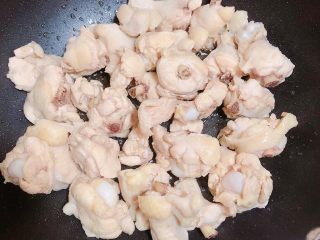 咖喱鸡土豆意面,放入鸡翅根翻炒均匀。