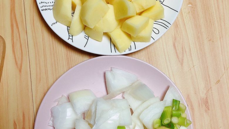 咖喱鸡土豆意面,切蔬菜切好待用。