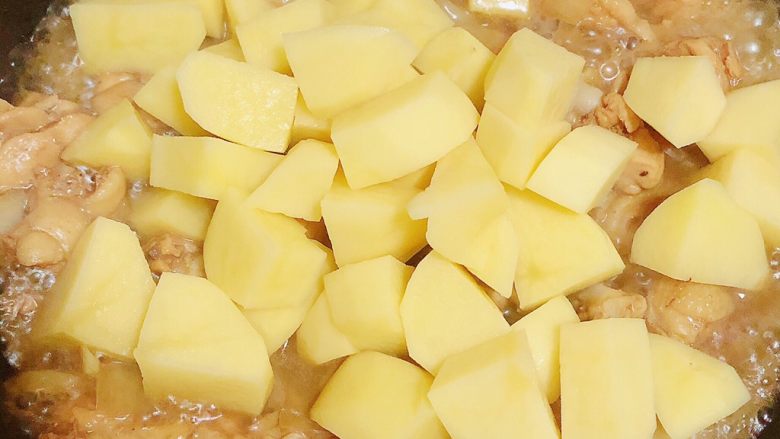 咖喱鸡土豆意面,放入土豆块，翻炒均匀。中火炖10分钟。