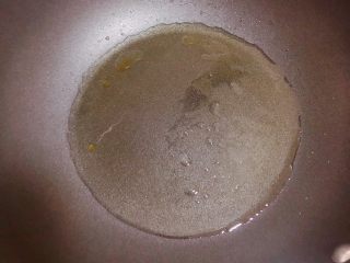 咖喱鸡土豆意面,锅中烧油，放入5克白糖，小火烧至融化。