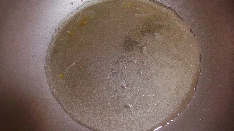咖喱鸡土豆意面,锅中烧油，放入5克白糖，小火烧至融化。