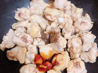 咖喱鸡土豆意面,放入调料，盐、料酒、蚝油、生抽、花椒粉。
