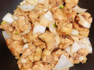 咖喱鸡土豆意面,将所有食物与调料混合，爆炒均匀。
