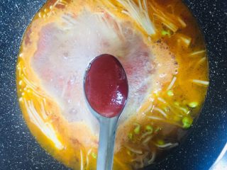 番茄龙利鱼,水再次沸腾加入两勺番茄酱
