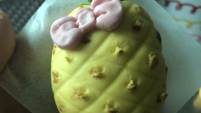 菠萝小可爱～冰棍馒头,草莓粉调出粉色面团做蝴蝶结