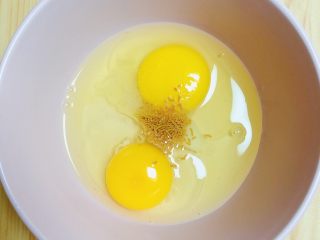 菠菜鸡蛋糕（豆浆版）,鸡蛋中放入盐、鸡精。
