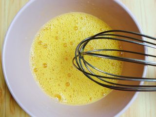 菠菜鸡蛋糕（豆浆版）,用打蛋器一个方向打散打均匀。