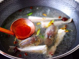 红蟹鱼炖丝瓜,这个时候倒入料酒。