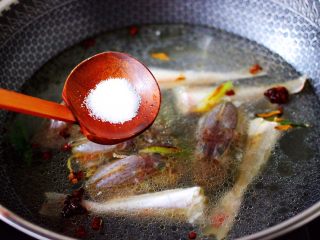 红蟹鱼炖丝瓜,再加入白糖和适量的盐调味。