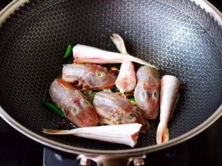 红蟹鱼炖丝瓜,把切段的红蟹鱼放入锅中，小火慢慢煎至一会。