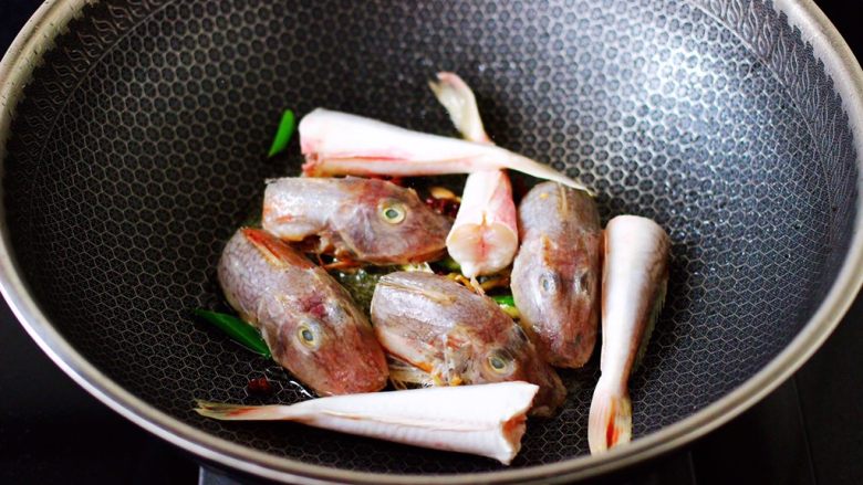 红蟹鱼炖丝瓜,把切段的红蟹鱼放入锅中，小火慢慢煎至一会。