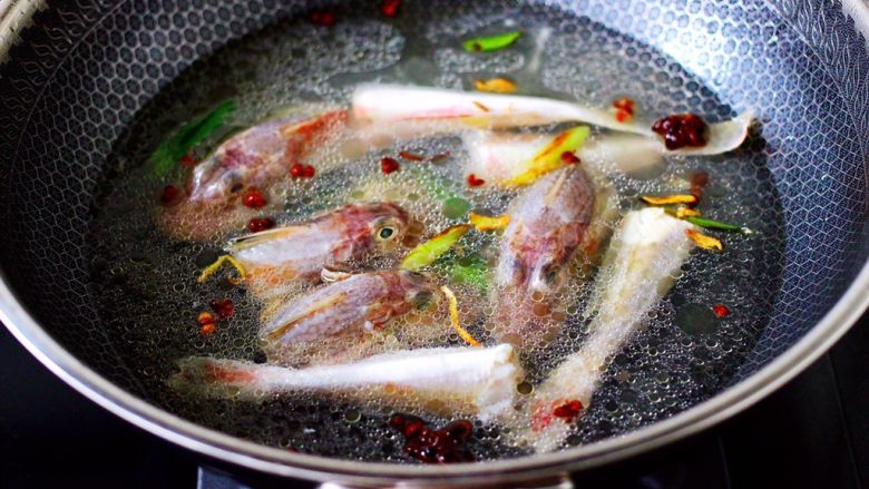 红蟹鱼炖丝瓜,锅中倒入适量的清水。