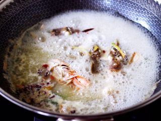 红蟹鱼炖丝瓜,看见锅中汤汁，变得越来越浓稠时。