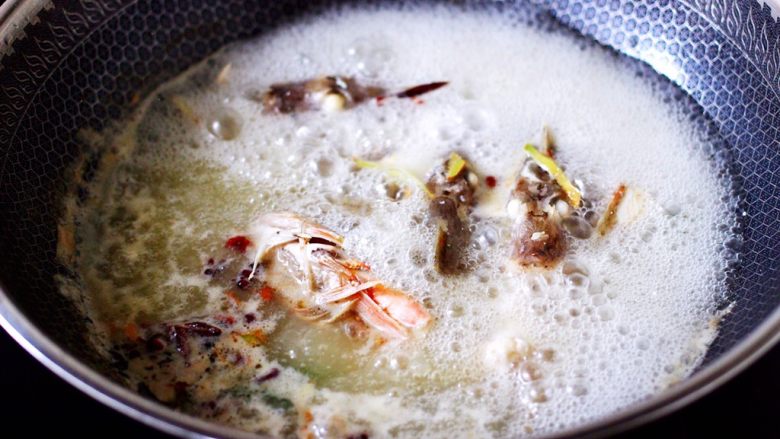 红蟹鱼炖丝瓜,看见锅中汤汁，变得越来越浓稠时。
