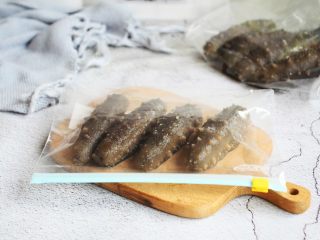 教你如何泡发海参,泡发好的海参即可食用，泡发的比较多的话需要将海参放在保鲜袋里单个冷冻。

