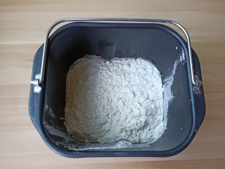 黑麦全麦吐司,筛入高筋面粉与黑麦全麦粉。