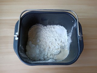 黑麦全麦吐司,加入盐，白糖，酵母。
