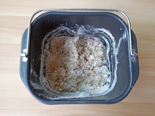 黑麦全麦吐司,筷子先搅拌一下。这样面包机和面粉不会乱蹦。