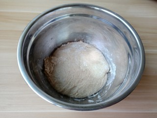 黑麦全麦吐司,揉好的面团蒙上保鲜膜放在室温进行第一次发酵。