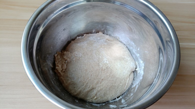 黑麦全麦吐司,揉好的面团蒙上保鲜膜放在室温进行第一次发酵。