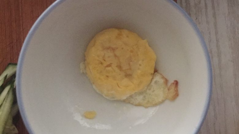 小太阳酱爆鸡柳豆角,提前煎好取了蛋清的蛋黄