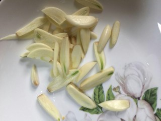 腐乳菜花,大蒜切片