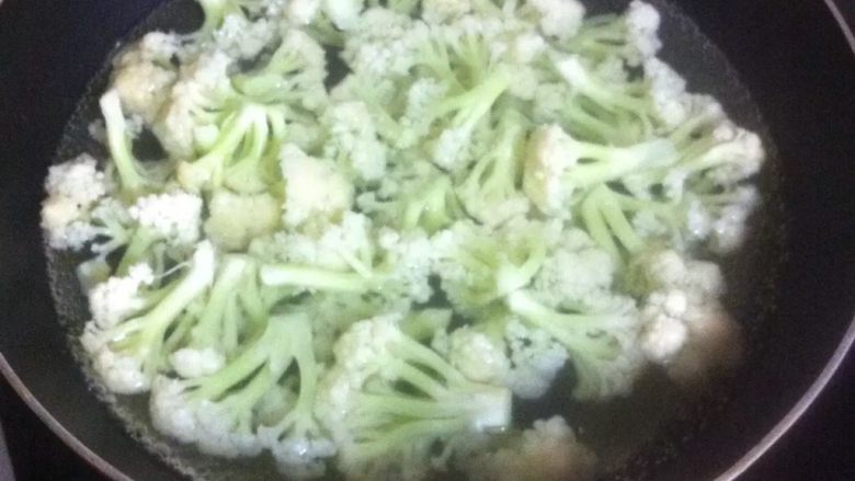 腐乳菜花,菜花在开水里烫一下，时间不要过长，断生就行，待会还要和腐乳汁烧至。