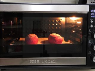 火龙果麻薯面包,入预热好的烤箱中下层，上火180度，下火175度，烘烤时间约为25分钟。