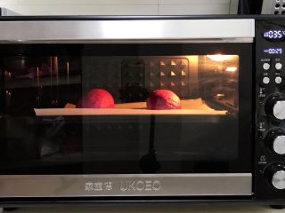火龙果麻薯面包,放入烤箱中进行二次发酵，开启家宝德E5200烤箱发酵功能，发酵温度设定35度，时间约30分钟，在烤箱底层放一碗温水增加湿度。