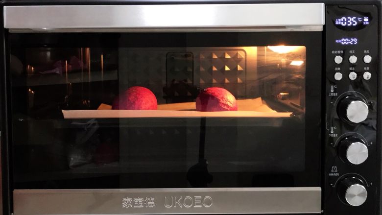 火龙果麻薯面包,放入烤箱中进行二次发酵，开启家宝德E5200烤箱发酵功能，发酵温度设定35度，时间约30分钟，在烤箱底层放一碗温水增加湿度。