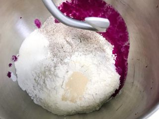 火龙果麻薯面包,牛奶和火龙果放入榨汁杯中搅打均匀，倒入厨师机搅拌桶内，接着放入除黄油外的面包材料。