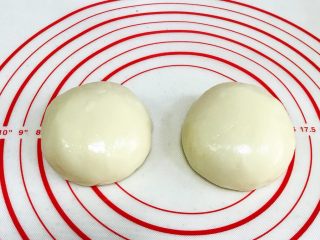 火龙果麻薯面包,完全揉匀后，分成两等份，盖好保鲜膜备用。