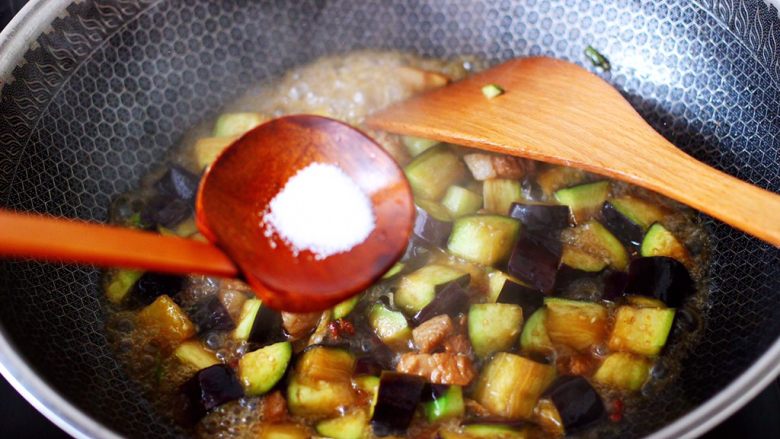 茄丁双椒炒肉丁,加入适量的盐调味。