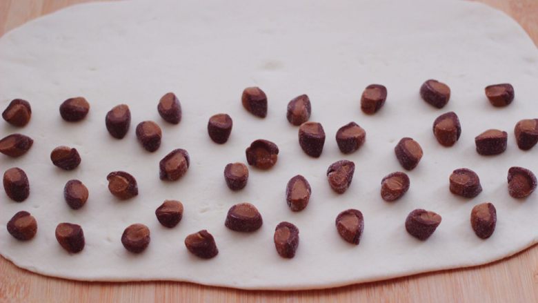 花样豹纹馒头,把切好的双色咖啡面豆，铺到面皮上。