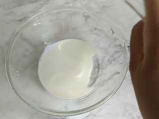 戚风蛋糕6寸,将油和牛奶混合，我比较喜欢用后蛋法，蛋黄糊会更细腻