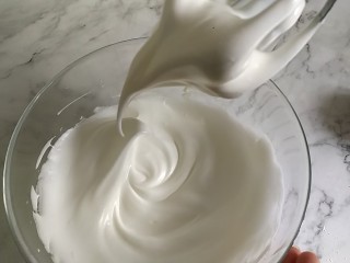 戚风蛋糕6寸,三次加完糖后，用低速打至纹路明显，提起打蛋器可以有一个小弯钩，倒扣盆子蛋白不会滴落。