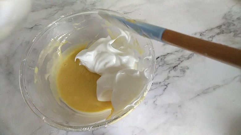 戚风蛋糕6寸,将1/3的蛋白糊倒入蛋黄糊中，用翻拌的手法拌匀，抄底往上翻，和炒菜相类似的动作。
