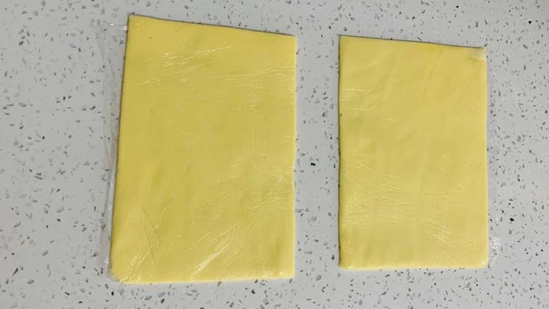 牛角酥,分别制作成长12厘米，宽8厘米的黄油片，冰箱冷冻备用。