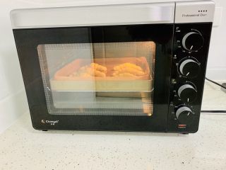 牛角酥,烤箱提前预热‼️烤盘放在烤箱中层，烤箱设置上下火180度。烤20分钟。
