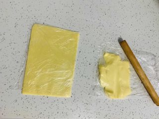 牛角酥,120克的黄油分成两代，室温软化至微微软，利用擀面棍擀压成片。