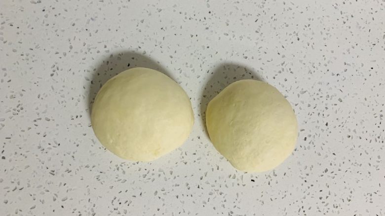 牛角酥,混合好的面胚平均分成两个，一个放入冰箱冷藏备用。