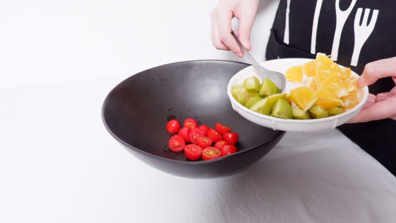 小夏日水果沙拉盘,取一大碗，把所有切块的水果倒入碗里