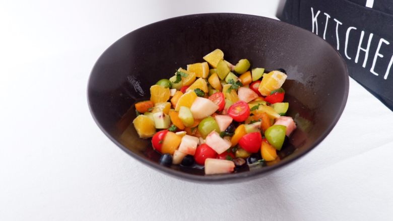 小夏日水果沙拉盘,取出水果沙拉，倒入适量梅子露，搅拌均匀，一盘高颜值又开胃的水果沙拉盘就完成了