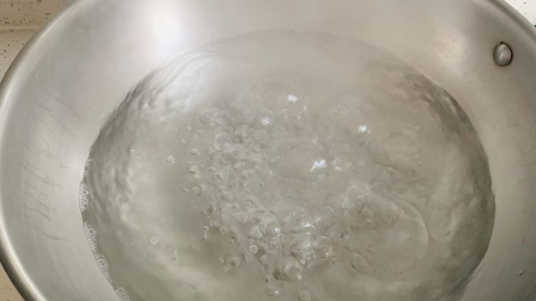 南瓜糯米苏耗子,锅中烧水。