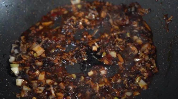 蒸一蒸就能上桌的豆豉蒸鸡翅 美味嫩滑 鲜美适口,加入豆瓣酱，炒出红油