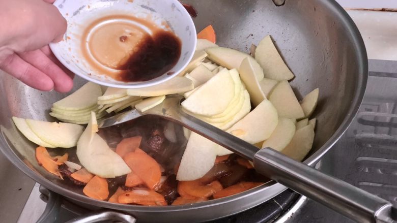 胡萝卜炒腊肉➕胡萝卜青南瓜炒腊肉,加入蒸腊肉的汁水，中火翻炒半分钟