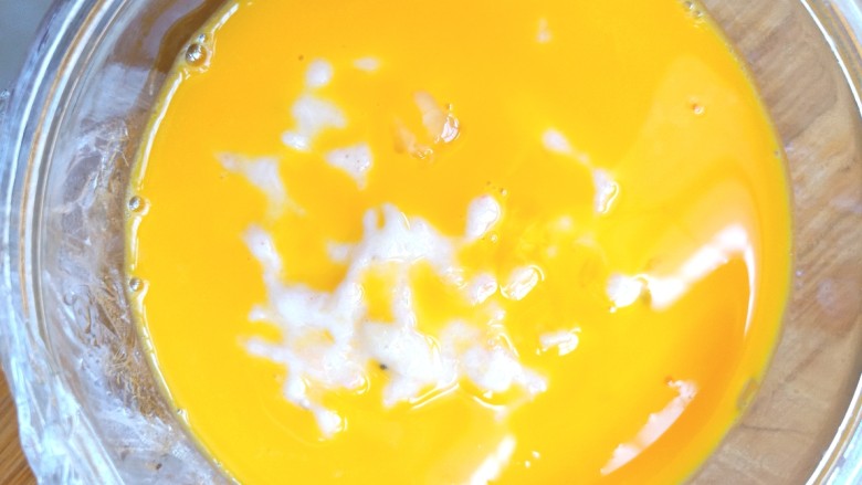 补钙鲜嫩虾糕,剩的蛋黄打成蛋液，倒入虾糕上，在蒸两分钟
