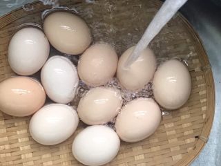 茶叶蛋,食材处理：

将鸡蛋表面的污渍用清水冲洗干净