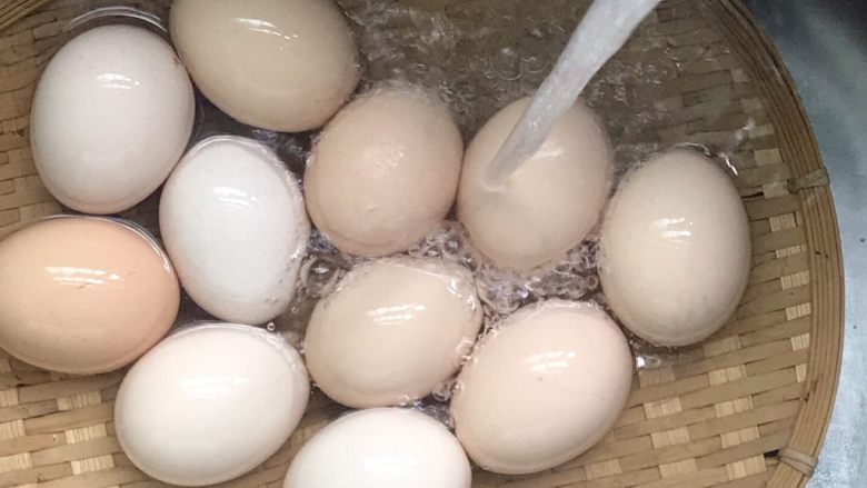 茶叶蛋,食材处理：

将鸡蛋表面的污渍用清水冲洗干净