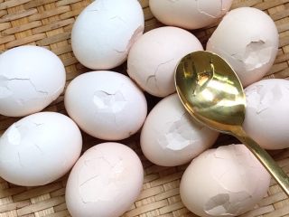 茶叶蛋,煮好的鸡蛋用勺子敲裂